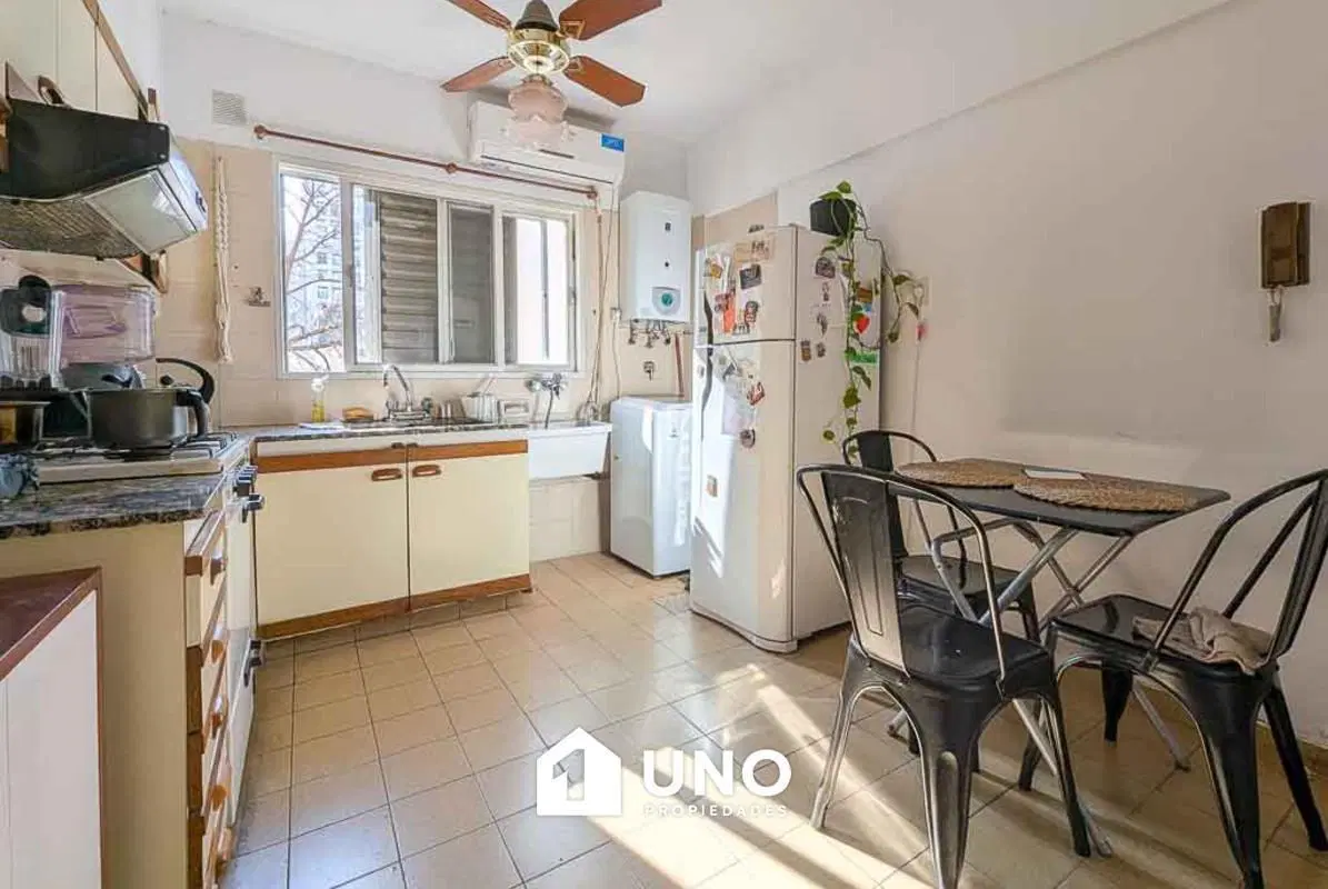 Departamento de 2 dormitorios con balcón orientado al norte, buen estado general. Alquilado. 2