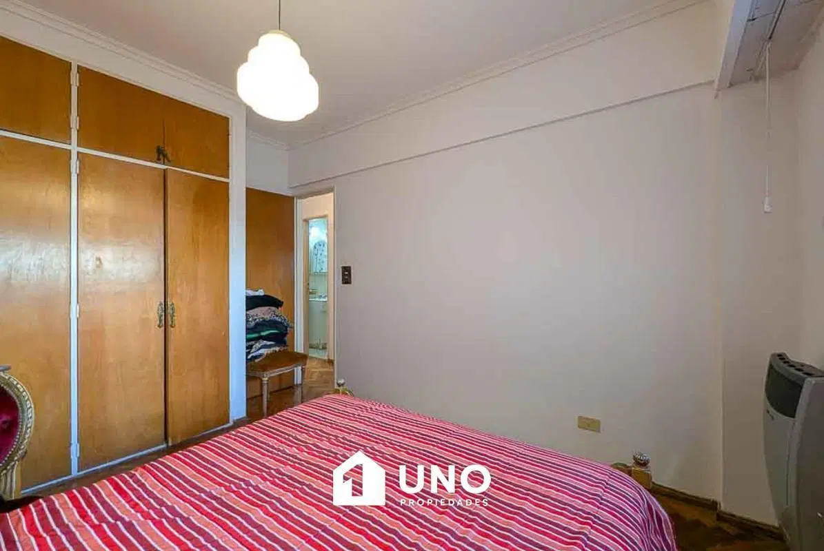 Departamento de 2 dormitorios con balcón orientado al norte, buen estado general. Alquilado. 3