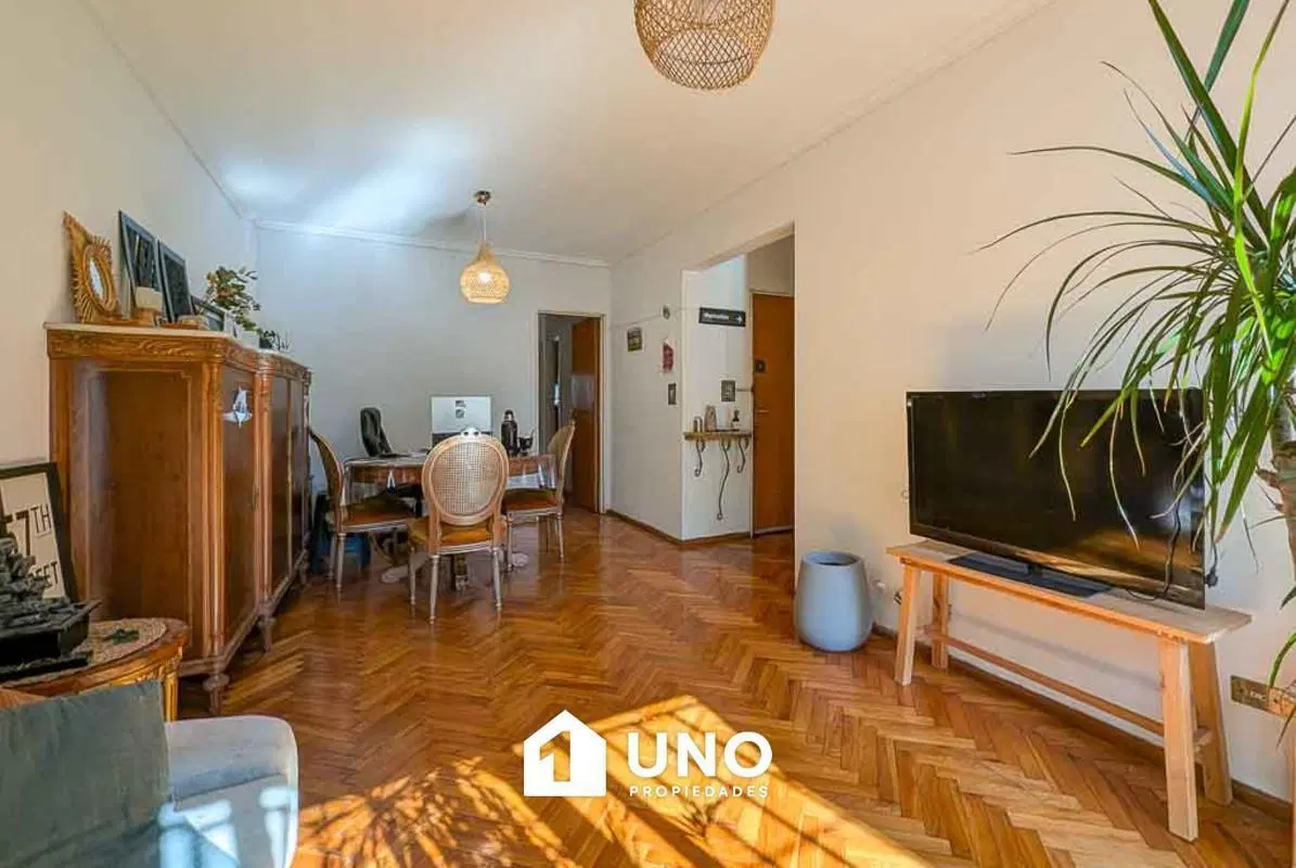 Departamento de 2 dormitorios con balcón orientado al norte, buen estado general. Alquilado. 1