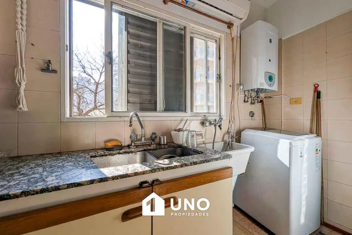 Departamento de 2 dormitorios con balcón orientado al norte, buen estado general. Alquilado. 4