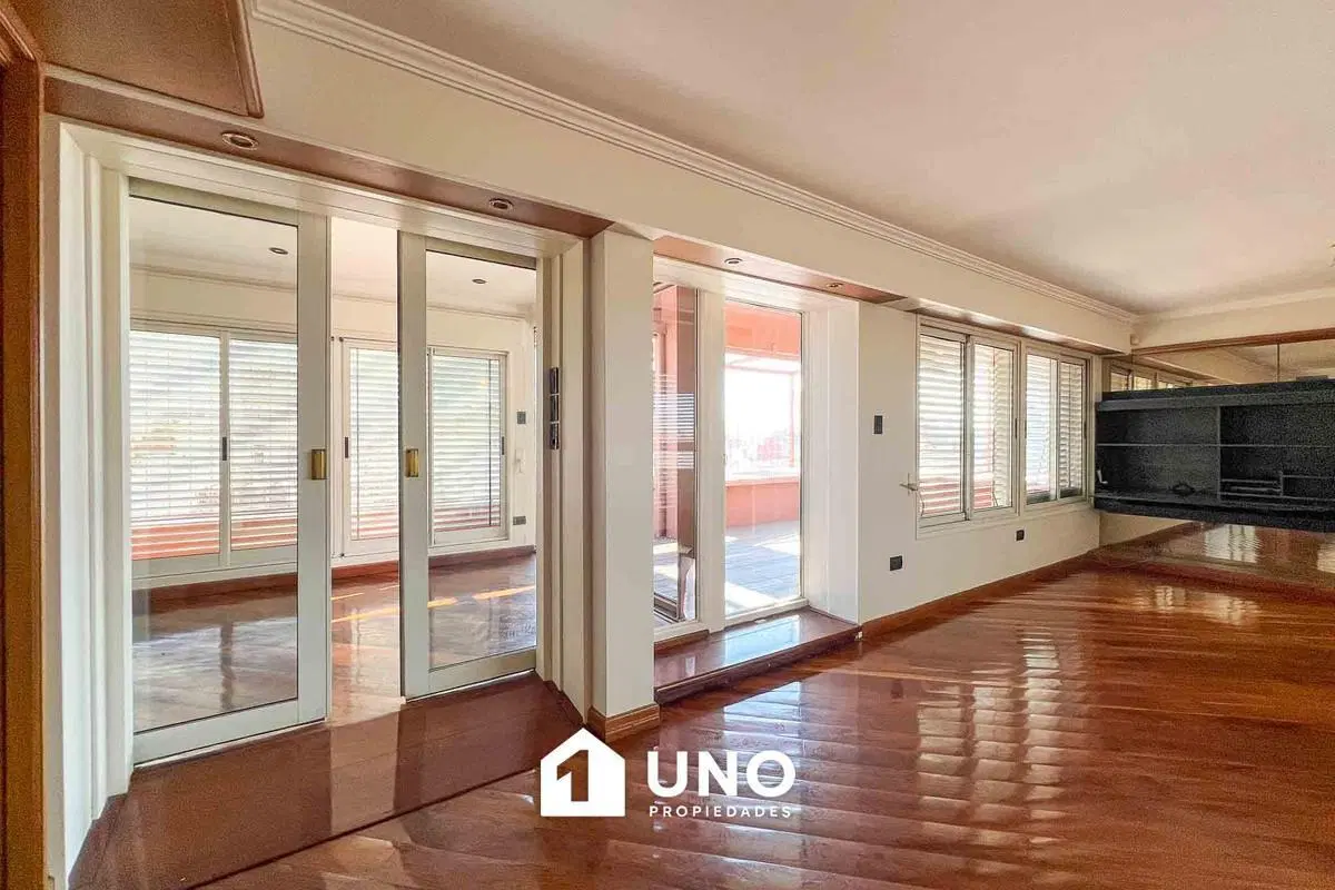 Piso exclusivo de 3 dormitorios con terraza y patio. 3