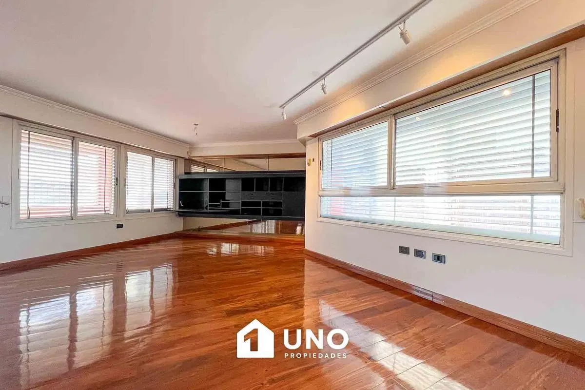 Piso exclusivo de 3 dormitorios con terraza y patio. 1