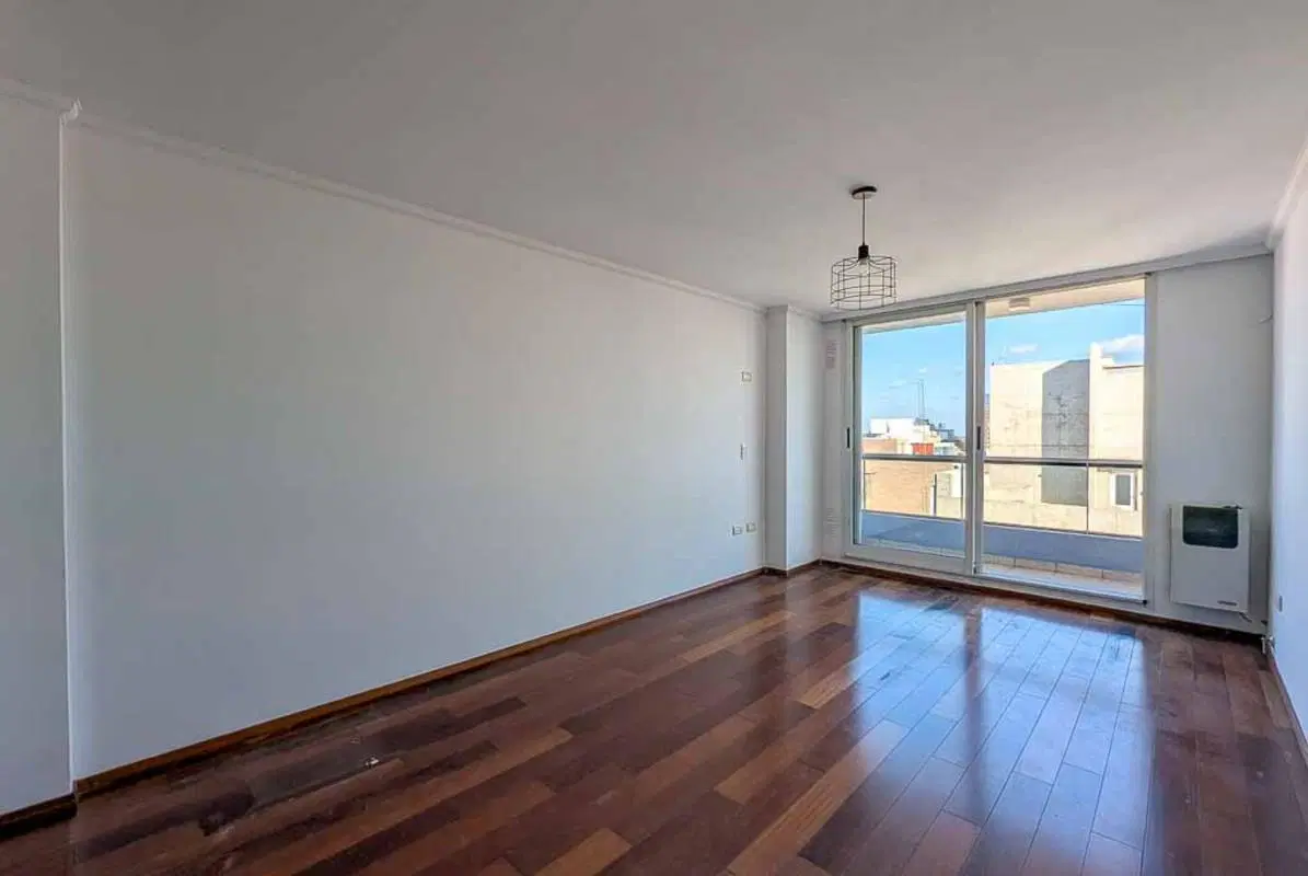 Monoambiente en barrio Lourdes, con balcón y vista panorámica. Excelente estado. 5