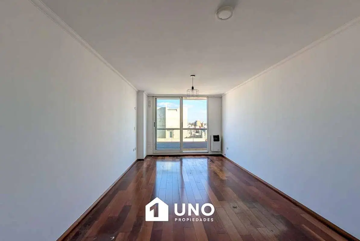 Monoambiente en barrio Lourdes, con balcón y vista panorámica. Excelente estado. 4