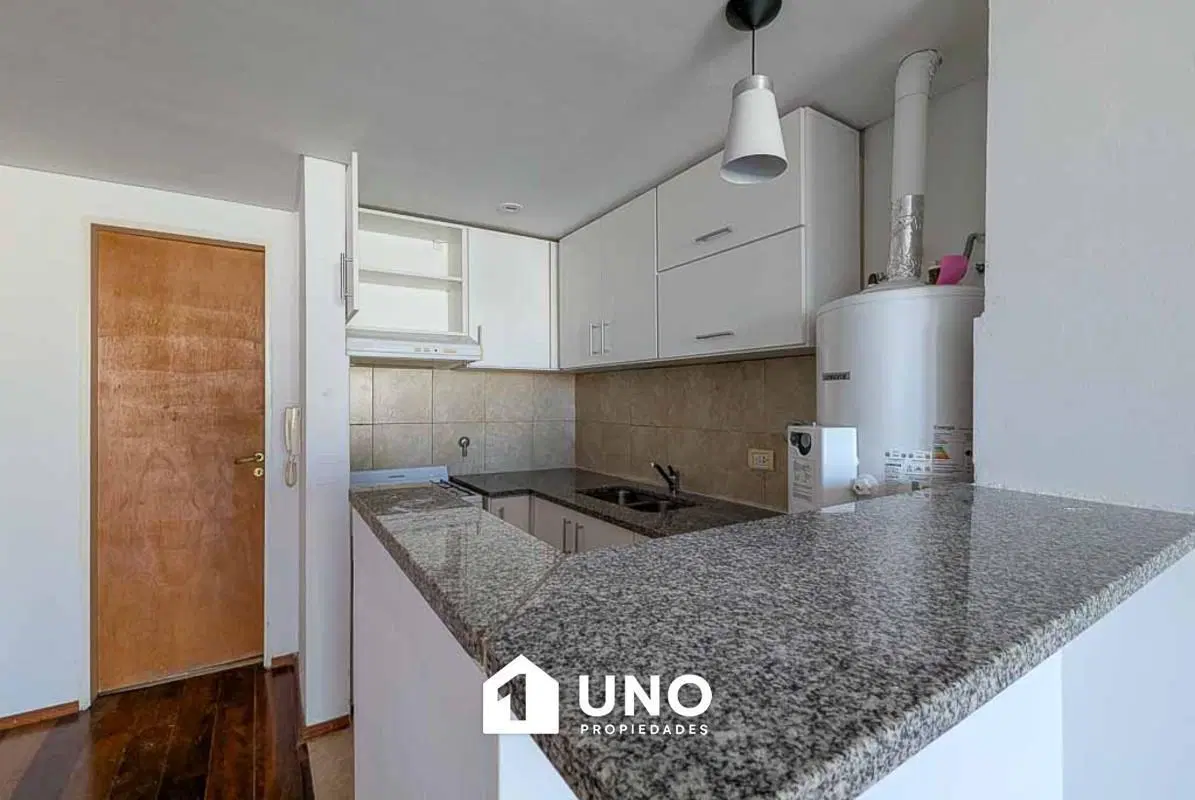 Monoambiente en barrio Lourdes, con balcón y vista panorámica. Excelente estado. 3
