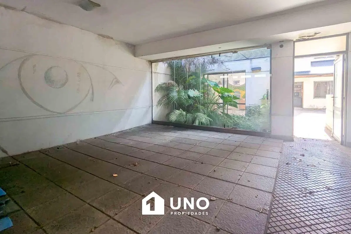 Casa de 4 dormitorios con patio, terraza y cochera para 2 autos. 3