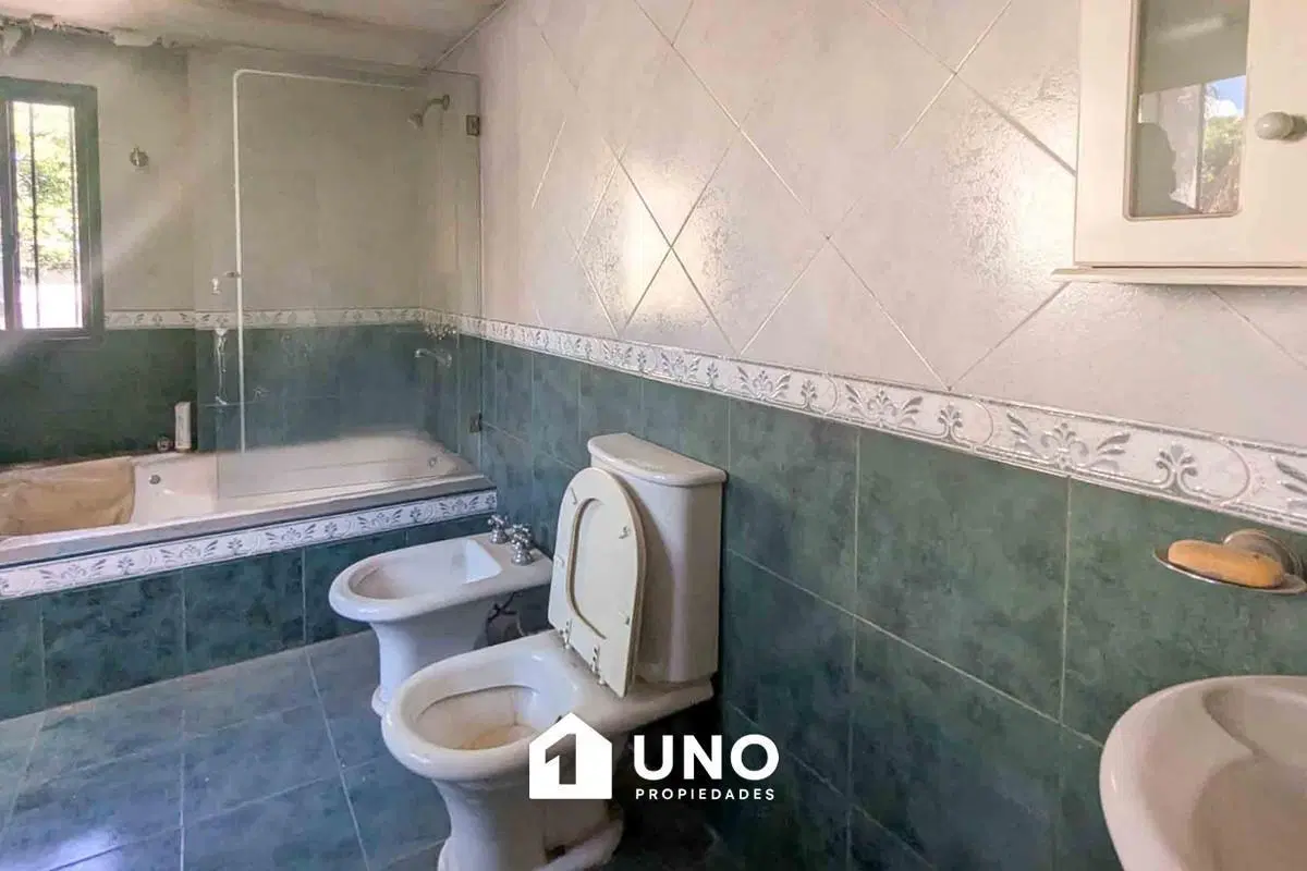 Casa de 4 dormitorios con patio, terraza y cochera para 2 autos. 2