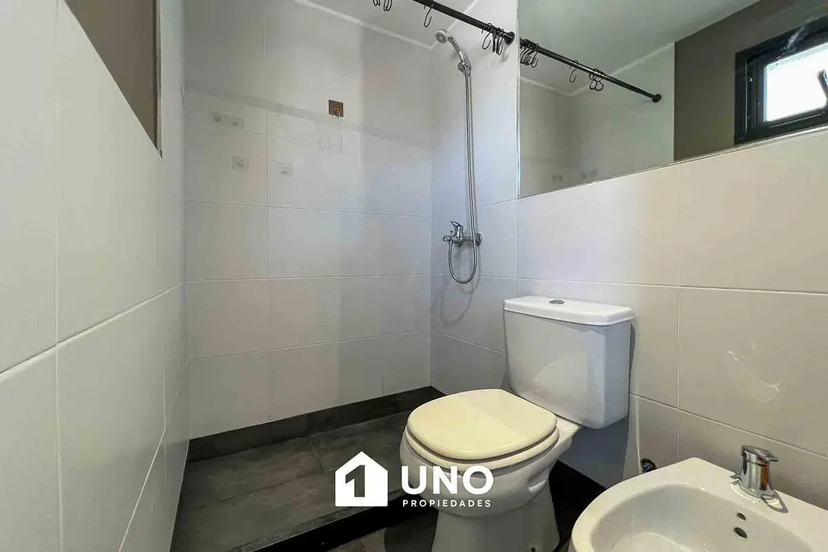 Departamento semipiso con balcón y amenities, ambiente único y ventilación cruzada. 5