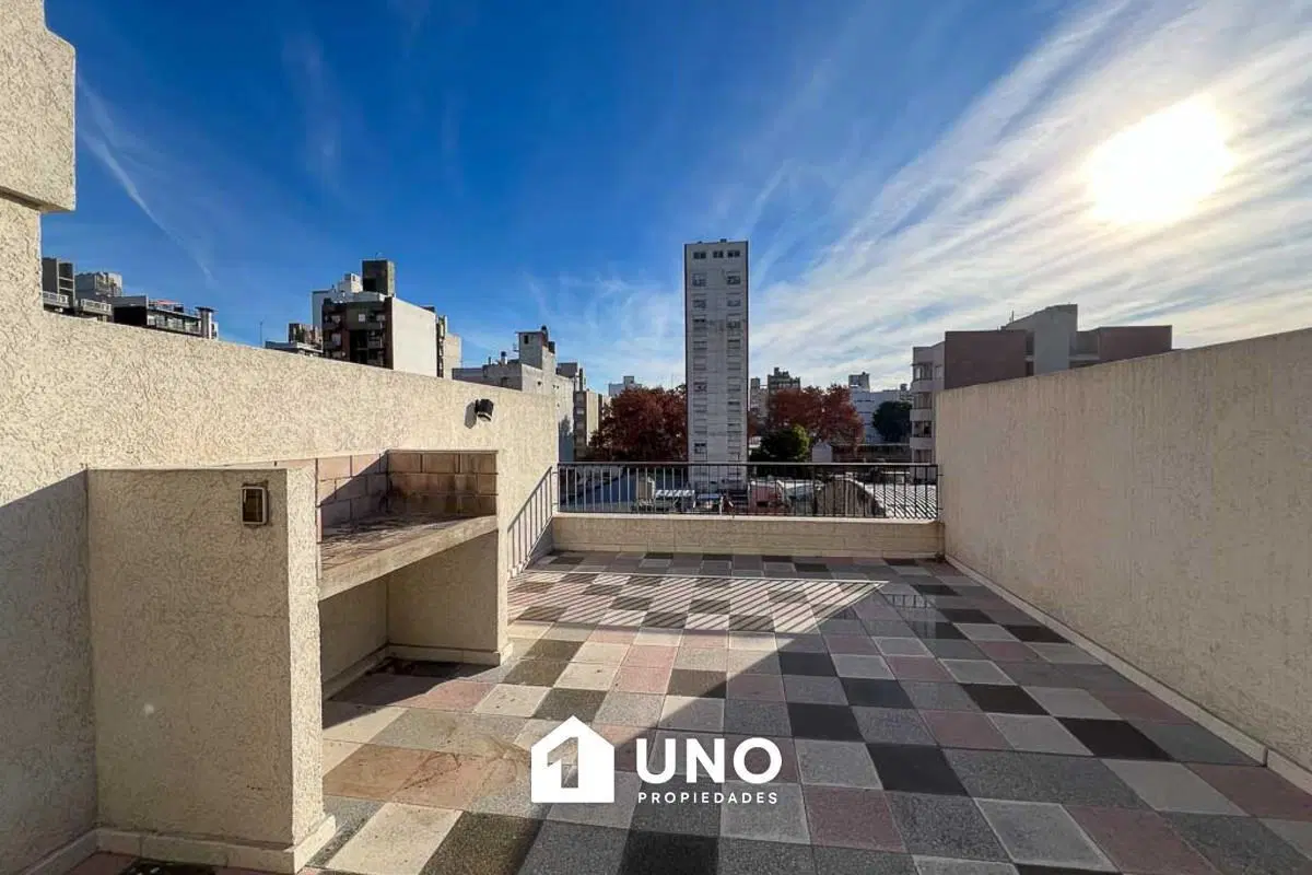 Departamento semipiso con balcón y amenities, ambiente único y ventilación cruzada. 3