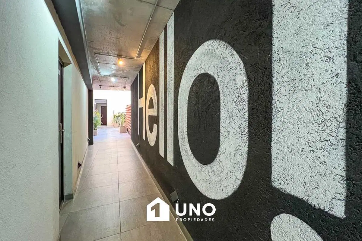 Departamento semipiso con balcón y amenities, ambiente único y ventilación cruzada. 2