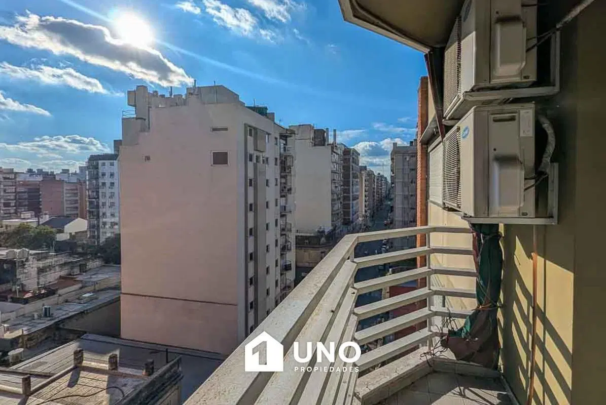 Departamento amplio de 3 dormitorios con balcón. Cochera incluida. 4