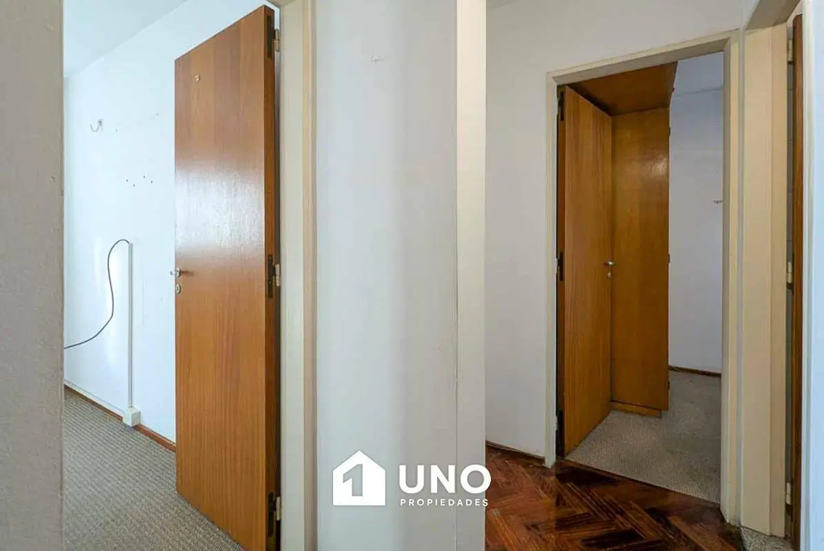 Departamento amplio de 3 dormitorios con balcón. Cochera incluida. 5