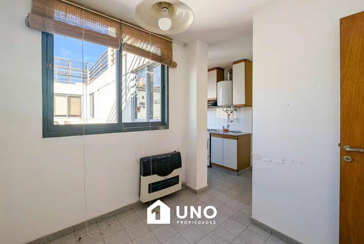 Departamento amplio de 3 dormitorios con balcón. Cochera incluida. 3