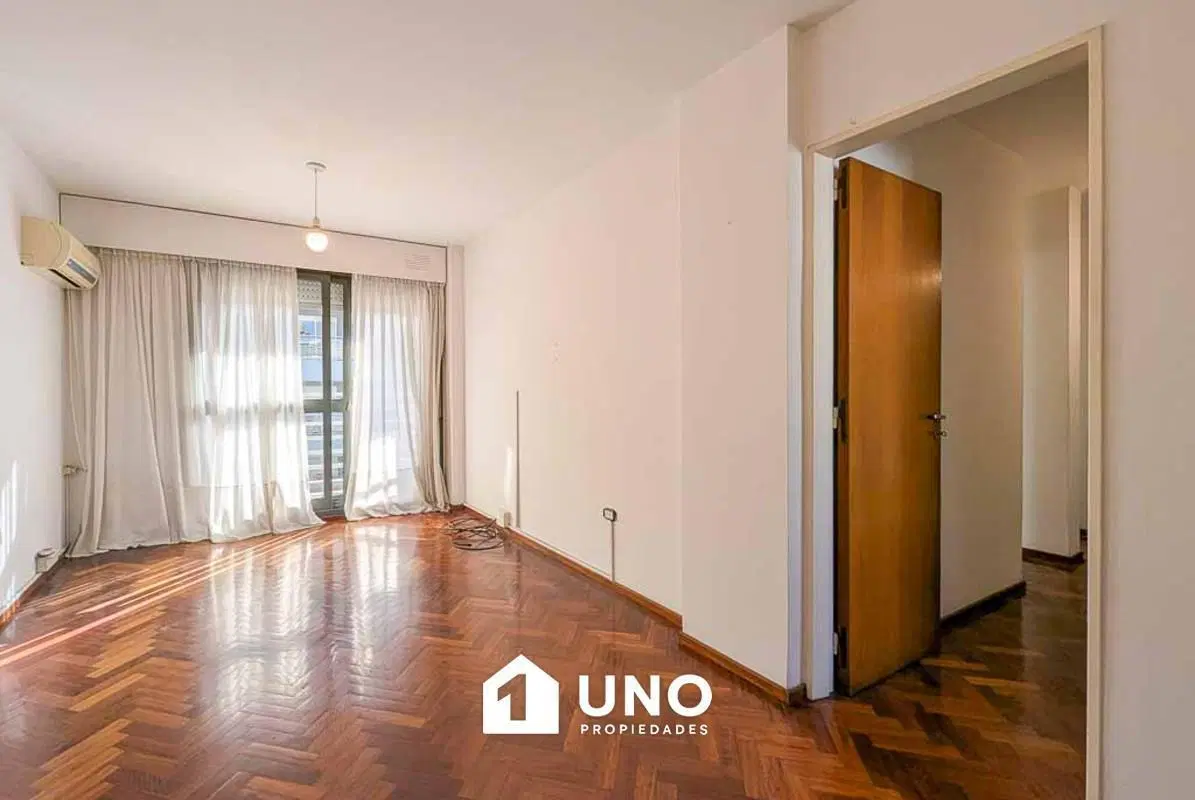 Departamento amplio de 3 dormitorios con balcón. Cochera incluida. 2