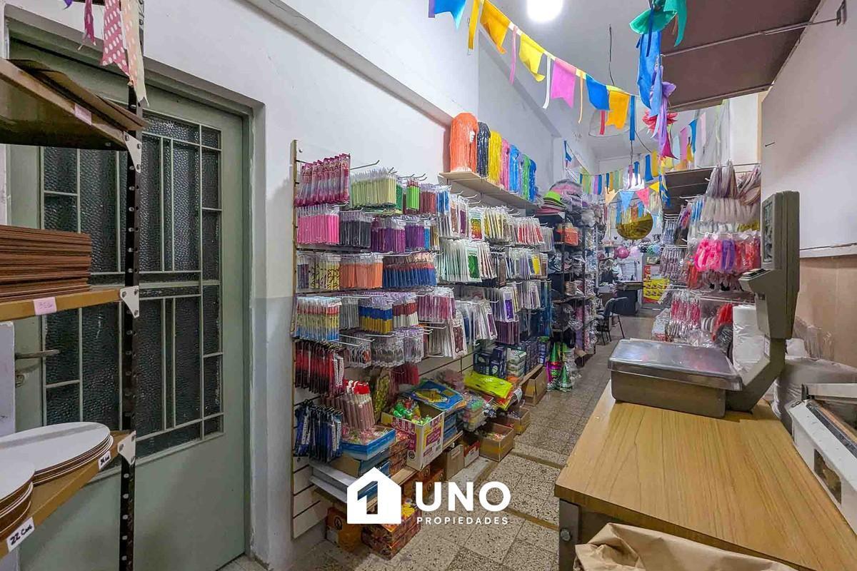 Foto de Amplio local a la calle con patio y terraza., imagen 1
