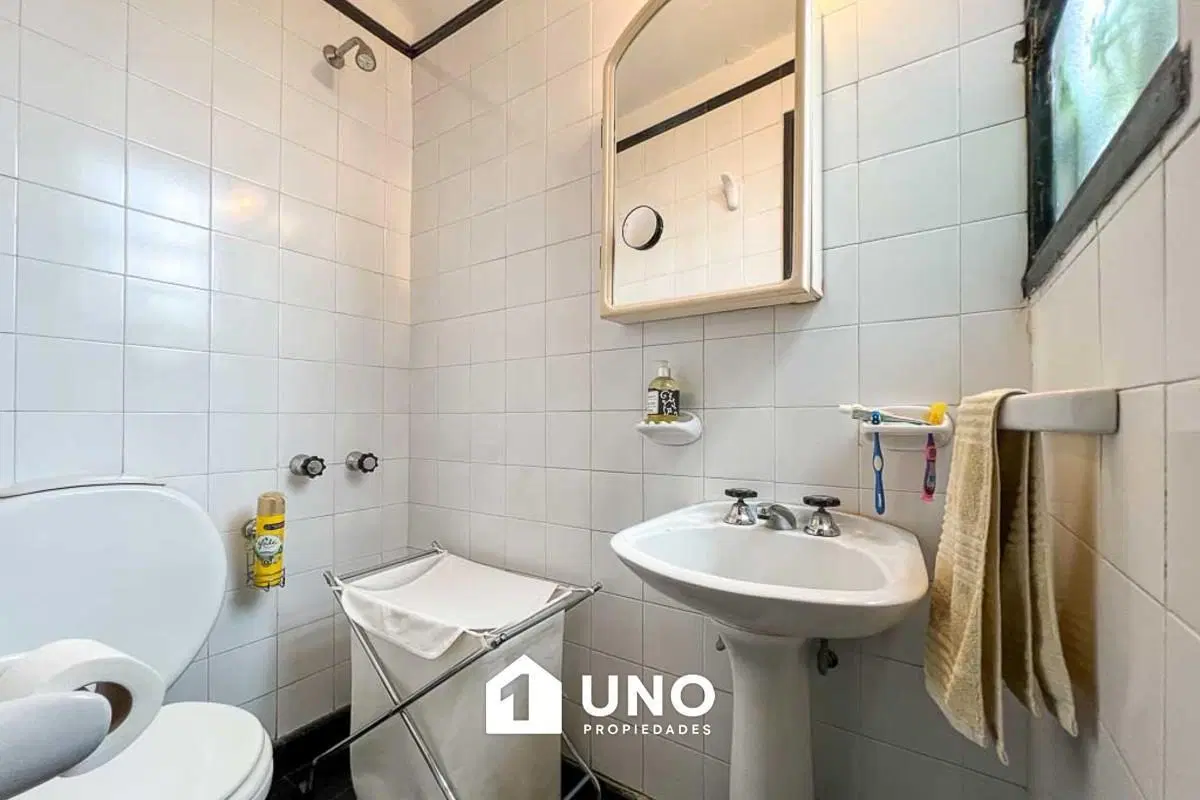 Casa en planta alta de 3 dormitorios, completamente reciclada. Con patio, balcón y cochera. Apto cré 4