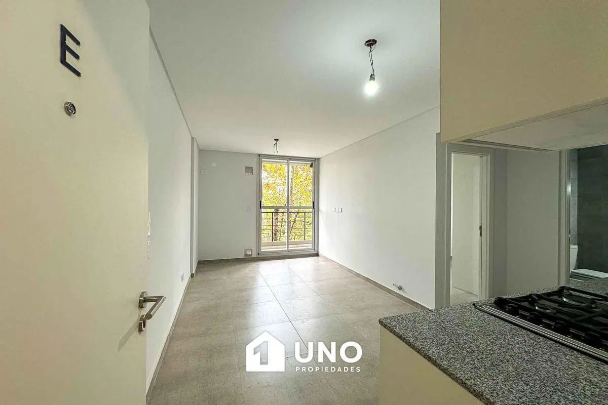 Departamento amplio de 1 dormitorio, con cochera incluida. Edificio con amenities. 2
