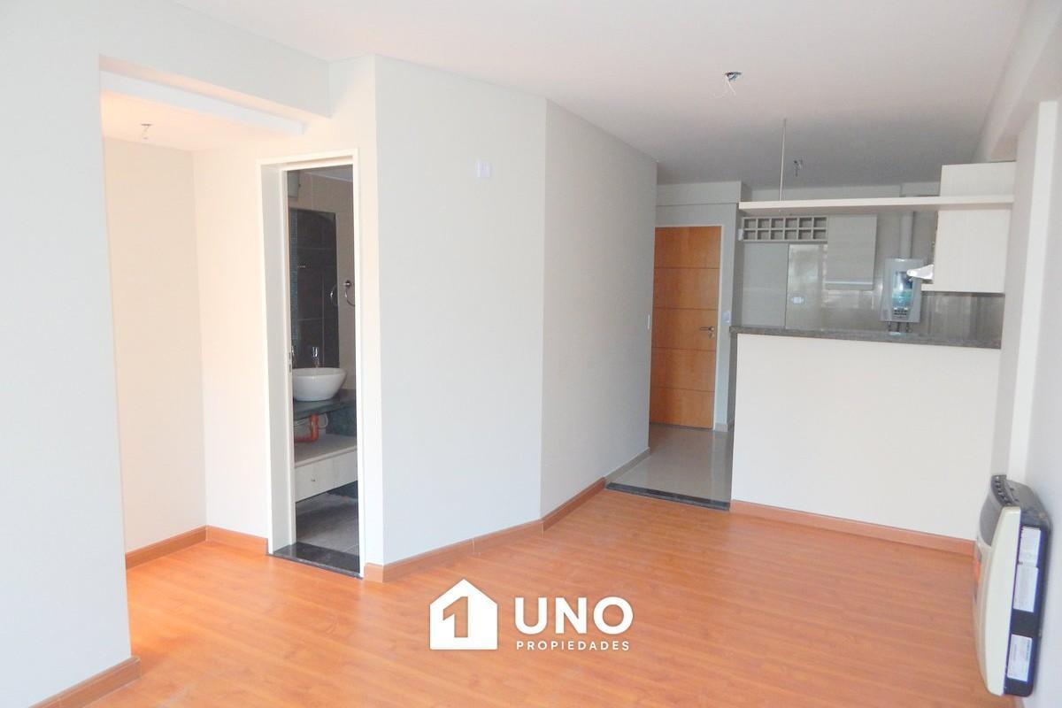 Departamento de 1 dormitorio con balcón y amplia cocina.