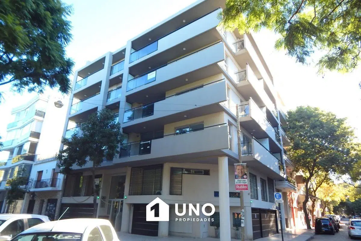 Departamento de 1 dormitorio con balcón y amplia cocina. 3