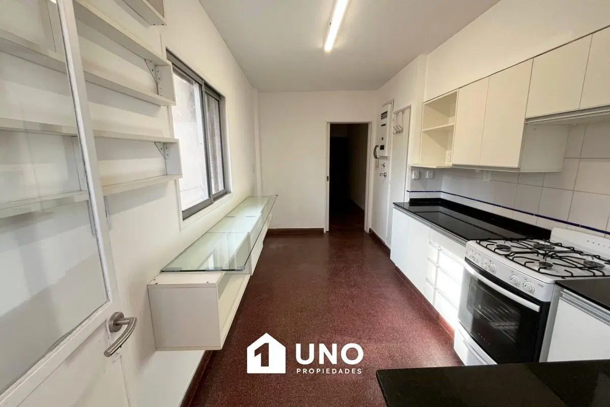 Departamento de 3 dormitorios con balcón y cochera. Excelente ubicación. 3
