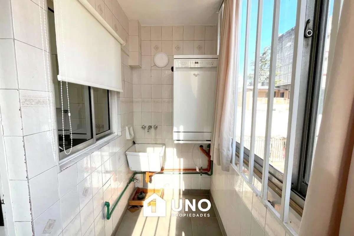 Departamento de 3 dormitorios con balcón y cochera. Excelente ubicación. 2