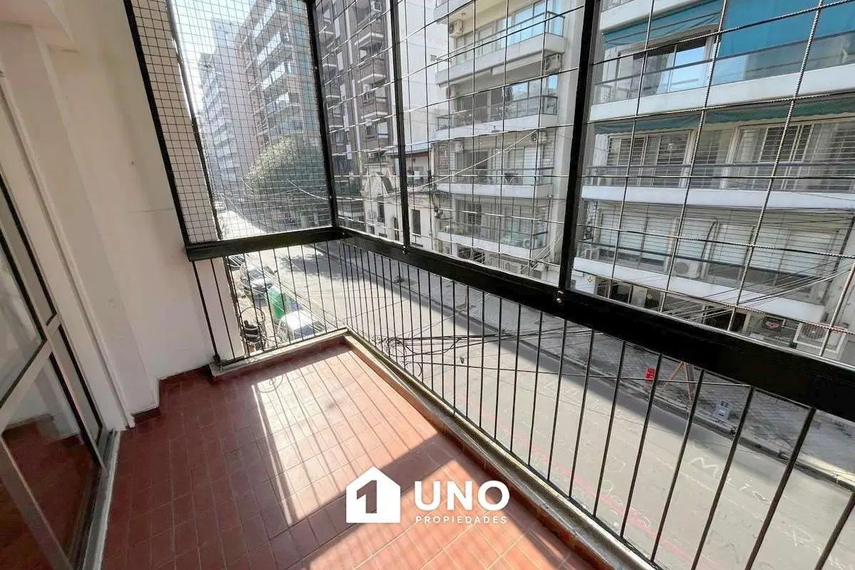 Departamento de 3 dormitorios con balcón y cochera. Excelente ubicación. 8