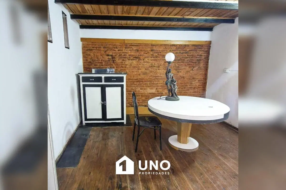 Casa de 1 dormitorio con terraza y patio, no PH, cerca de facultades. 3