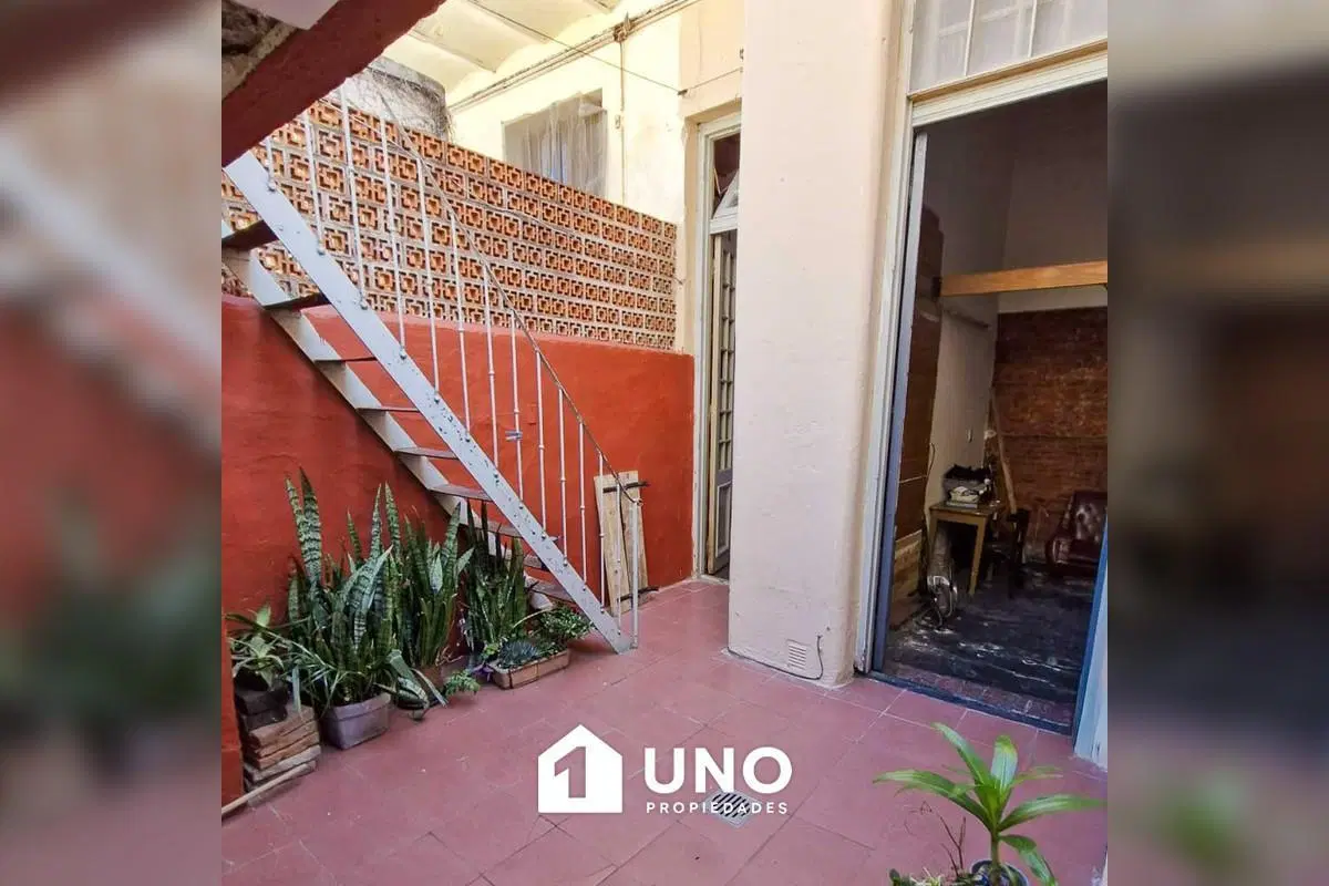 Casa de 1 dormitorio con terraza y patio, no PH, cerca de facultades. 1