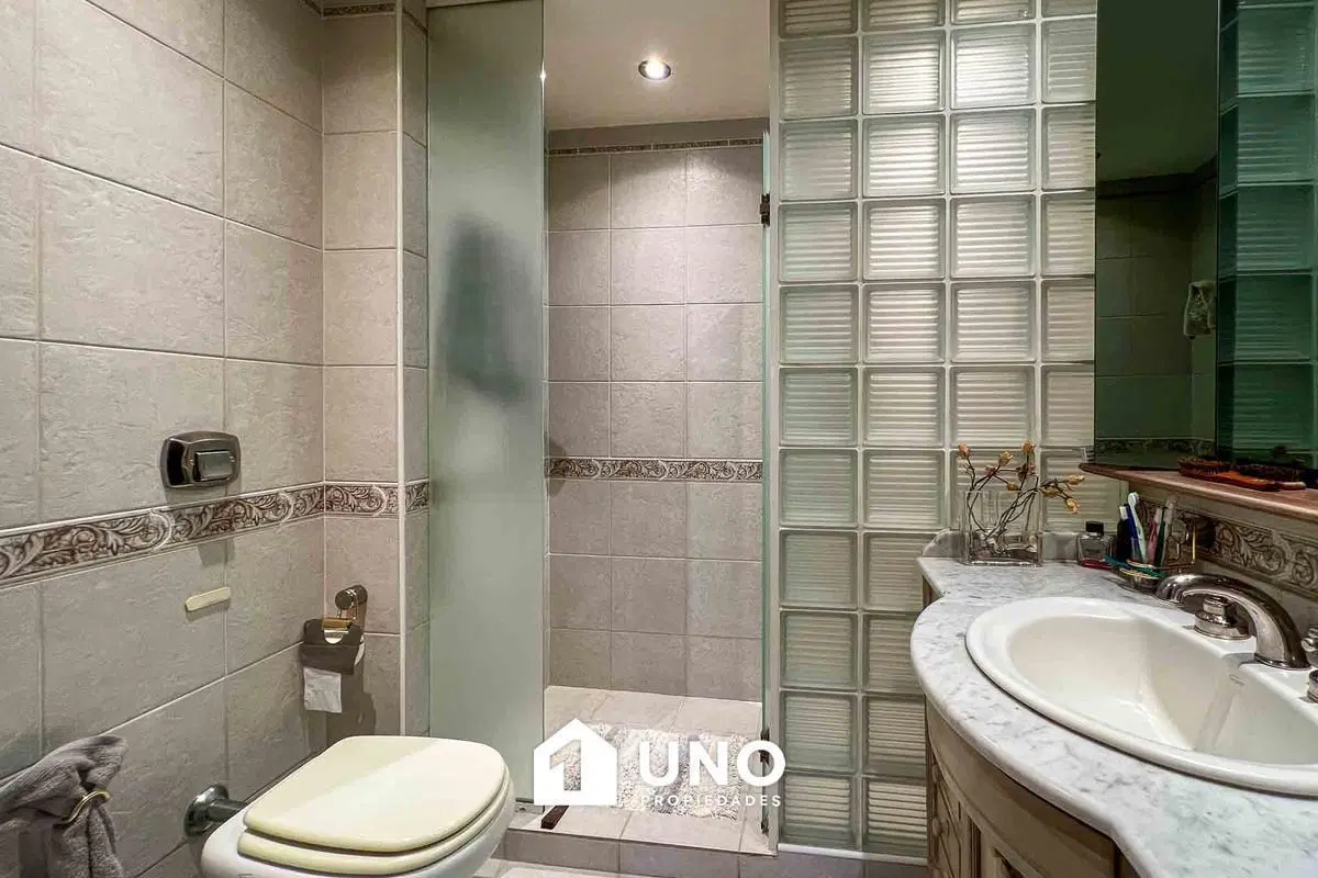 Piso exclusivo de 3 dormitorios, con balcón terraza en zona río. Cochera y baulera incluidas. 2