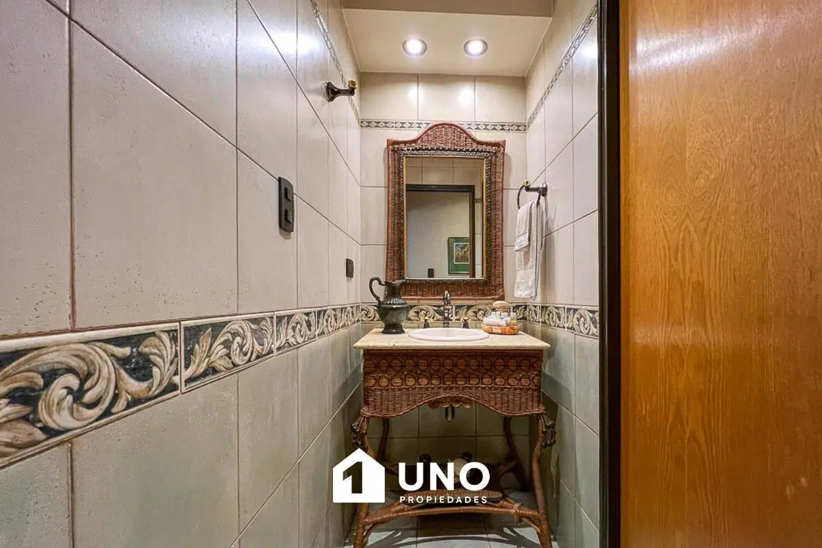 Piso exclusivo de 3 dormitorios, con balcón terraza en zona río. Cochera y baulera incluidas. 8