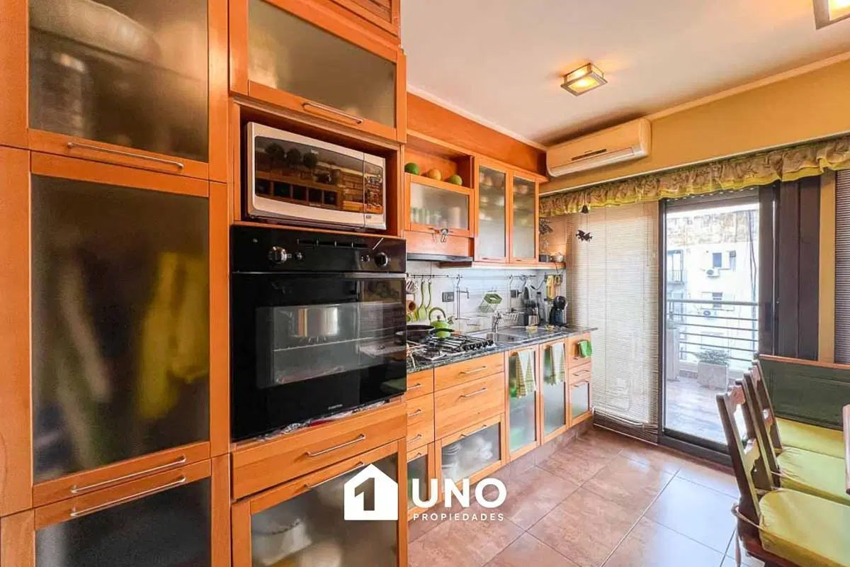 Piso exclusivo de 3 dormitorios, con balcón terraza en zona río. Cochera y baulera incluidas. 4