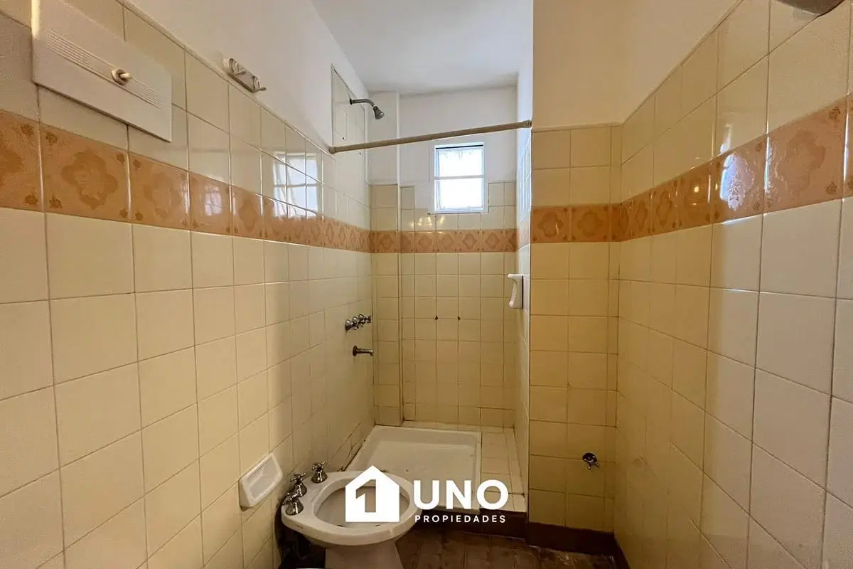 Monoambiente con balcón al frente, cocina separada y baño. Muy luminoso. 8