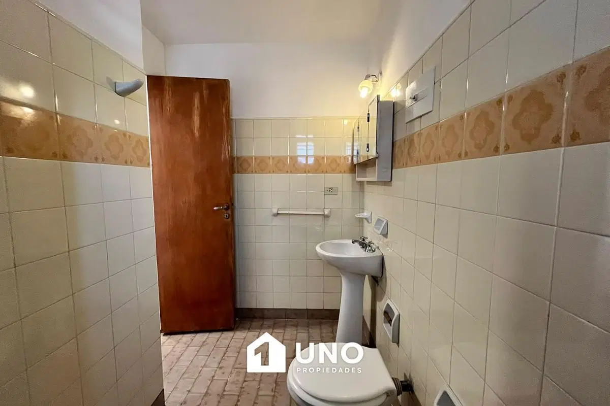Monoambiente con balcón al frente, cocina separada y baño. Muy luminoso. 4
