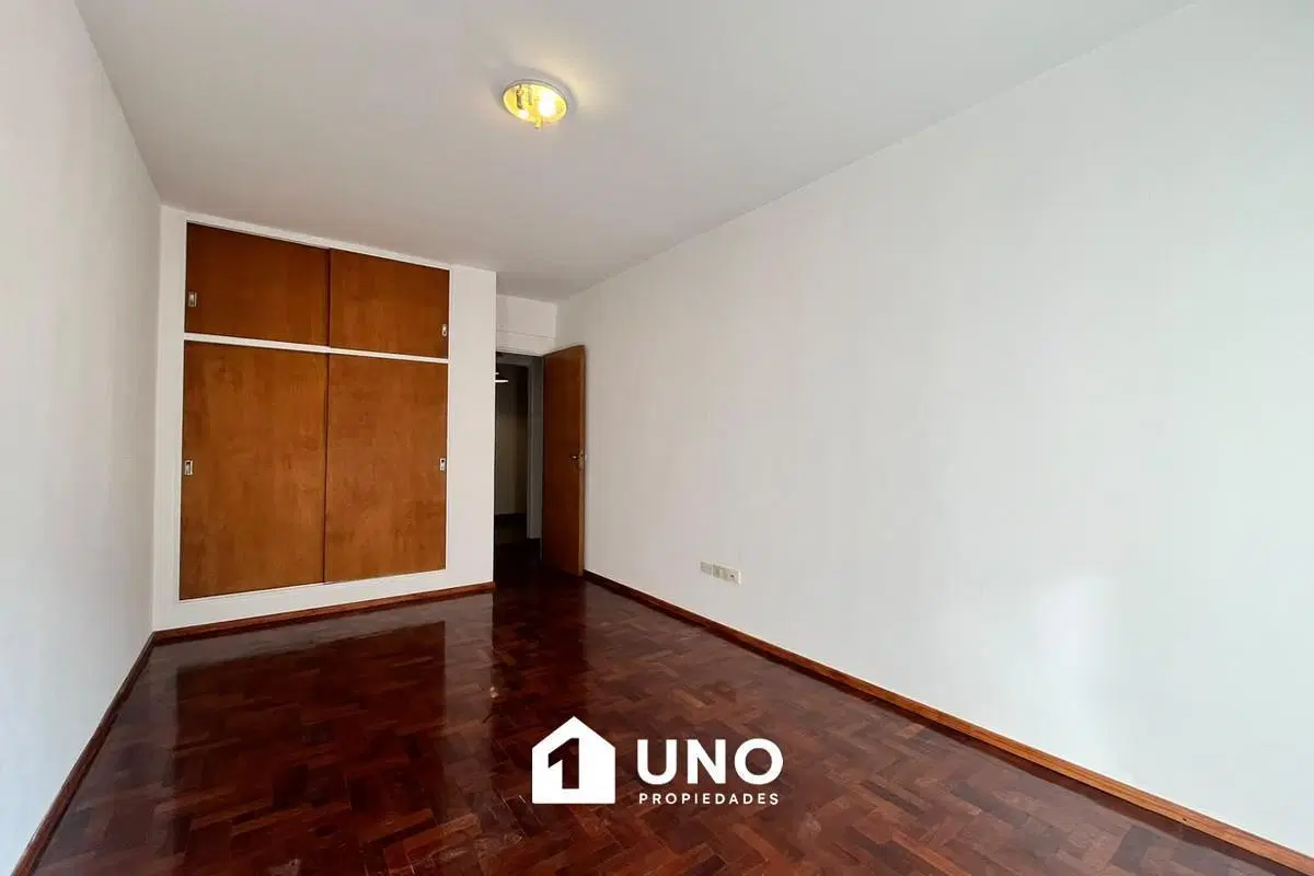Monoambiente con balcón al frente, cocina separada y baño. Muy luminoso. 5