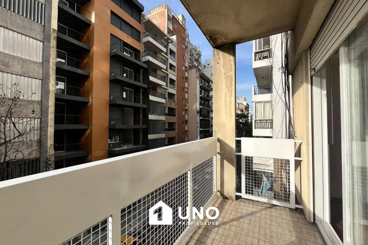 Monoambiente con balcón al frente, cocina separada y baño. Muy luminoso. 2