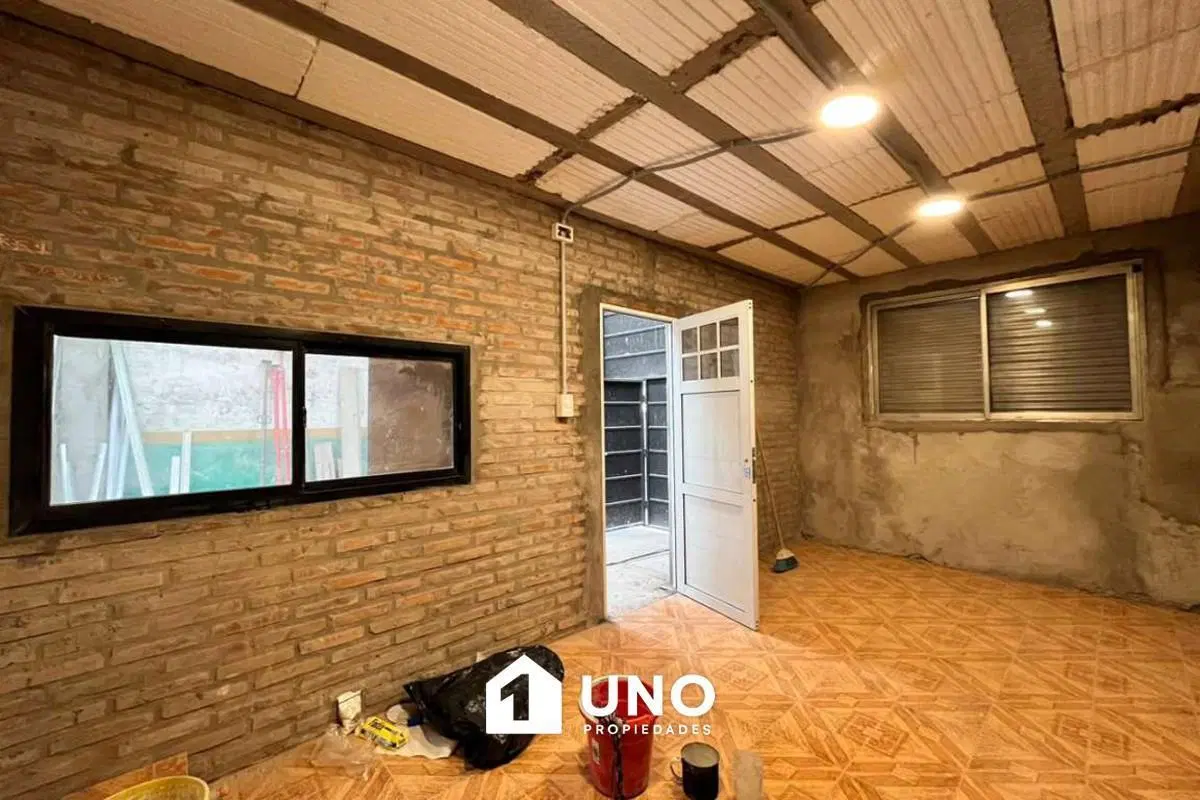 Galpón de 254 m2 totales. Oficina y dos baños. 1