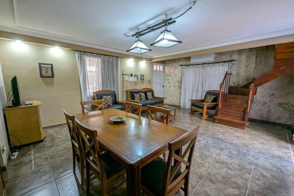 Casa amplia de 3 dormitorios, con cochera y patio. Apto crédito. 3