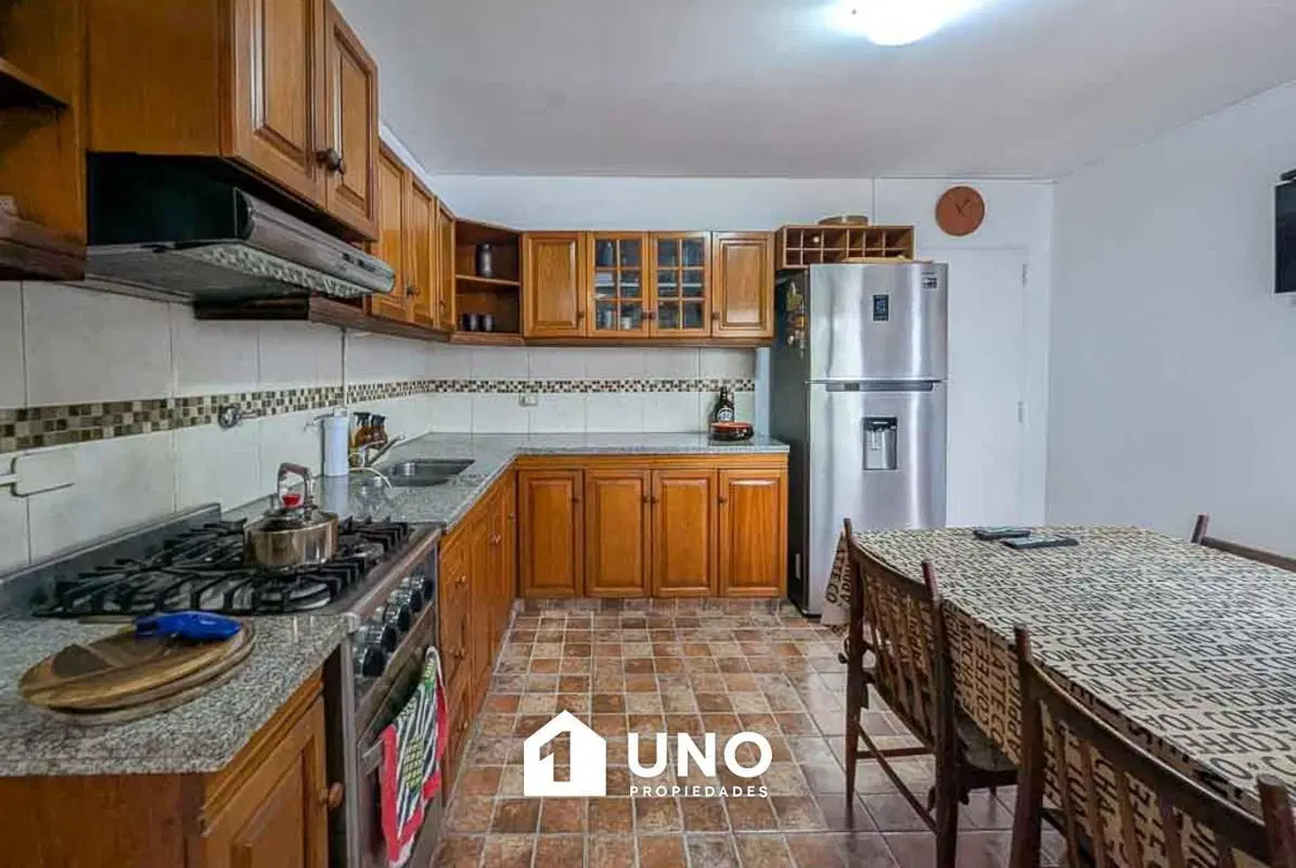 Casa amplia de 3 dormitorios, con cochera y patio. Apto crédito. 1