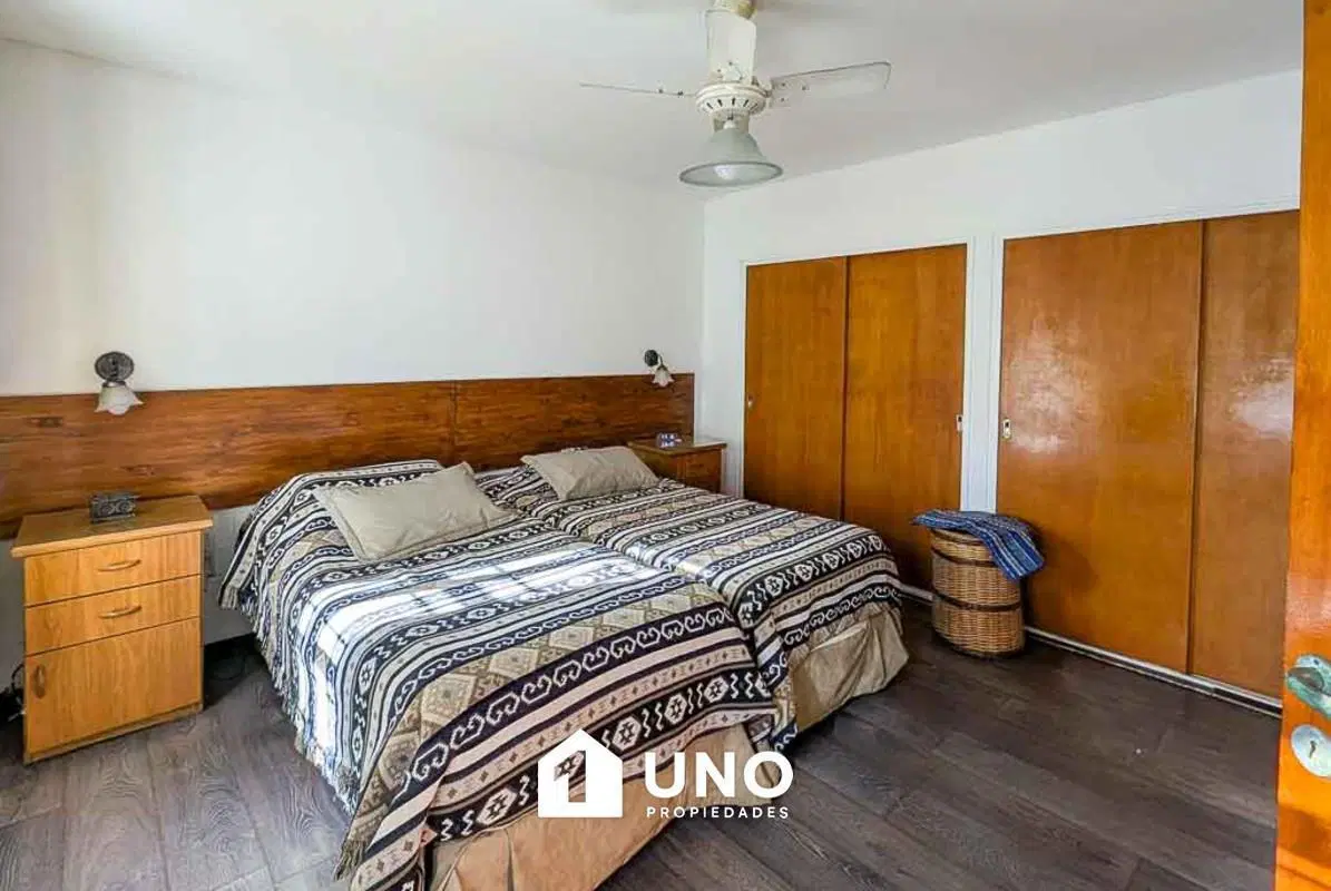 Casa amplia de 3 dormitorios, con cochera y patio. Apto crédito. 2
