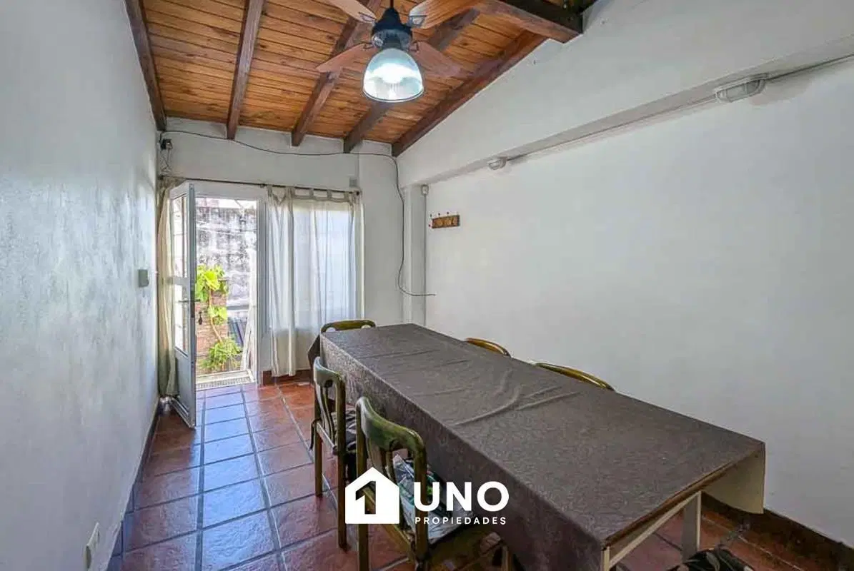Casa amplia de 3 dormitorios, con cochera y patio. Apto crédito. 8