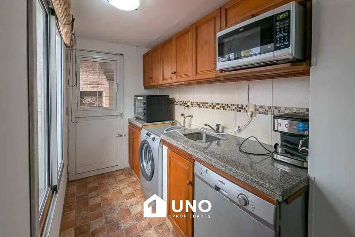 Casa amplia de 3 dormitorios, con cochera y patio. Apto crédito. 5