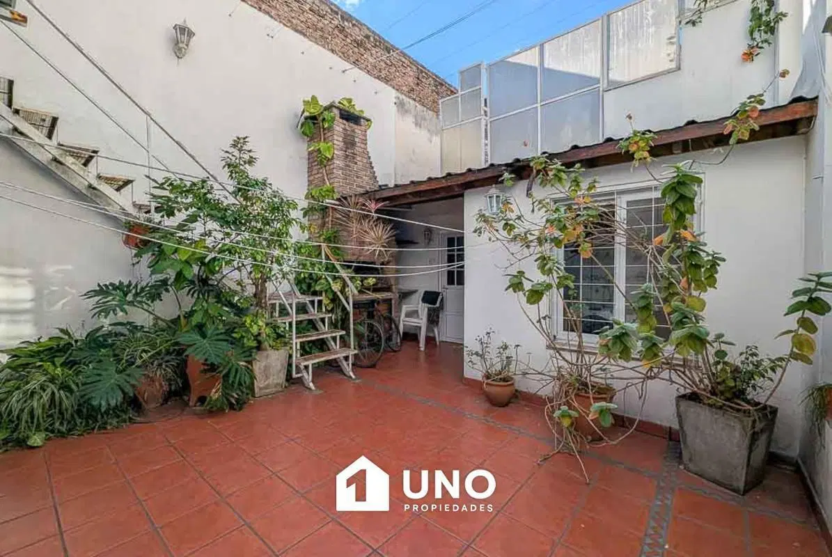 Casa amplia de 3 dormitorios, con cochera y patio. Apto crédito. 4