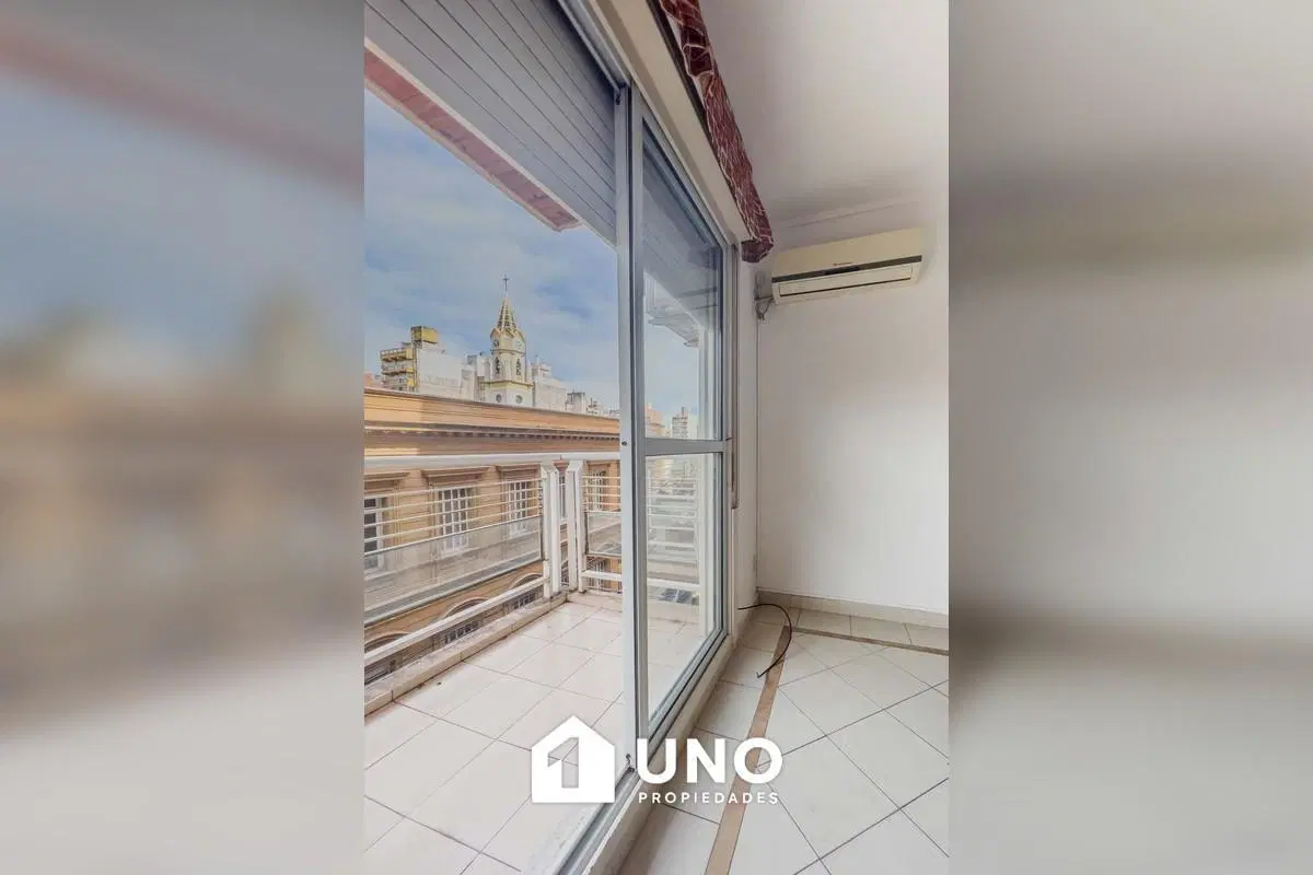 Departamento externo en zona centro con balcón al frente. 3