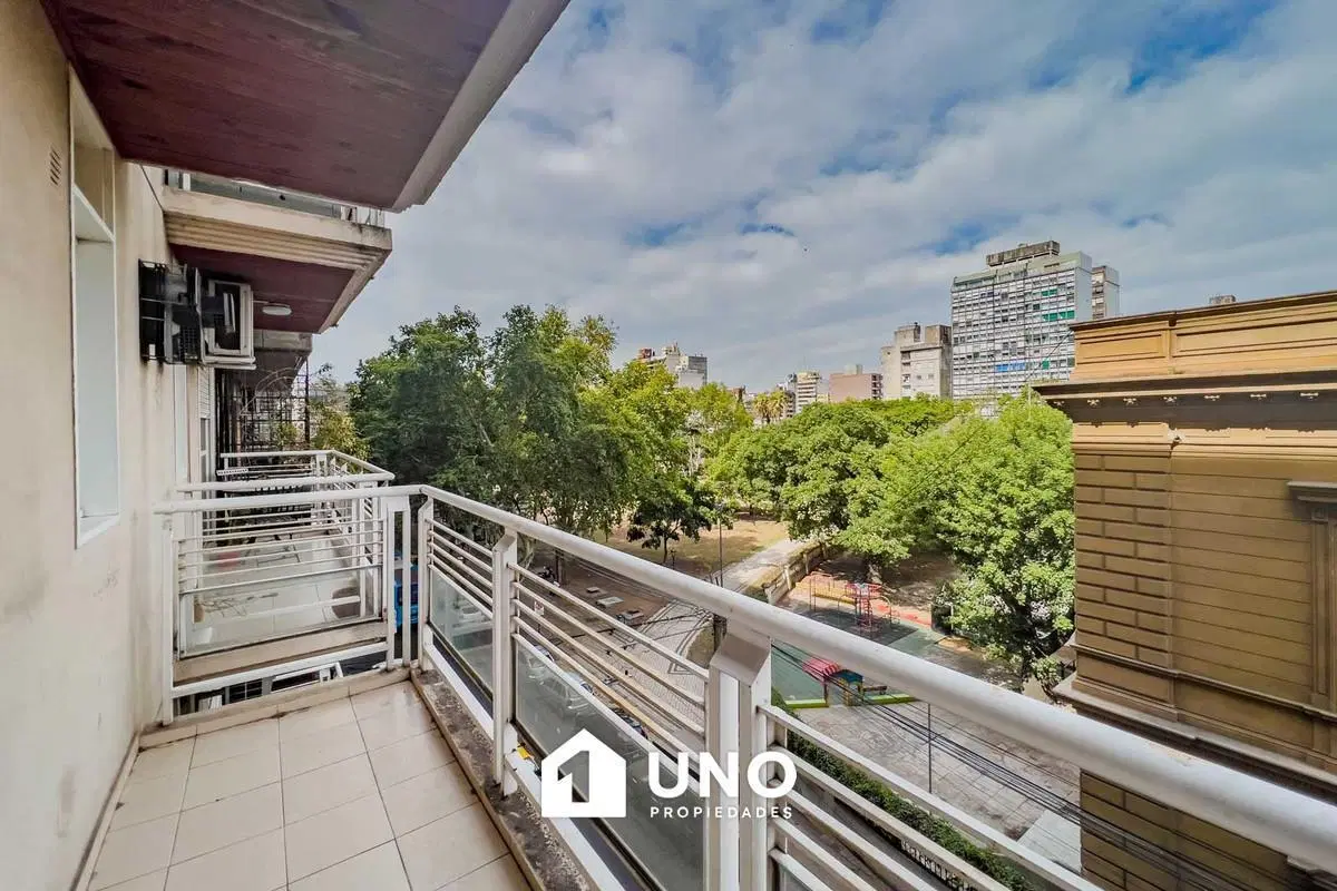 Departamento externo en zona centro con balcón al frente. 1