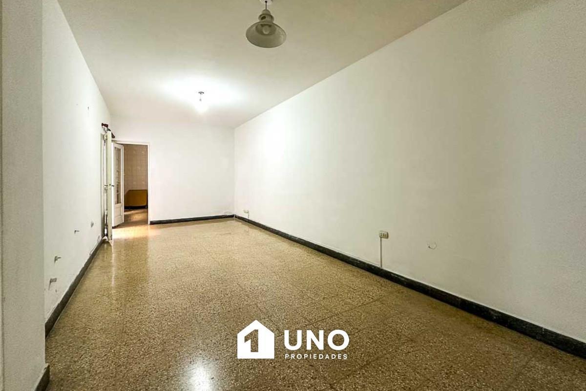 Foto de Departamento de 2 dormitorios y patio en planta baja, con orientación, imagen 2