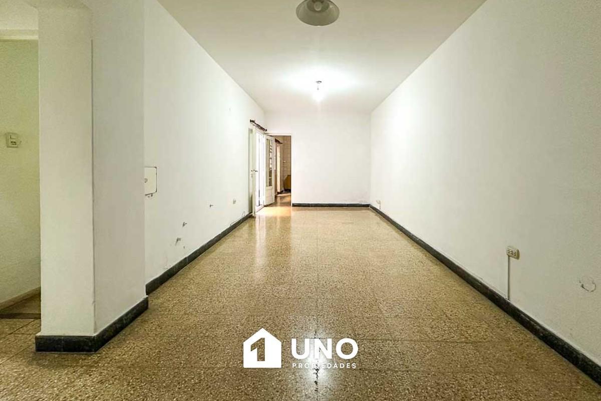 Foto de Departamento de 2 dormitorios y patio en planta baja, con orientación, imagen 1