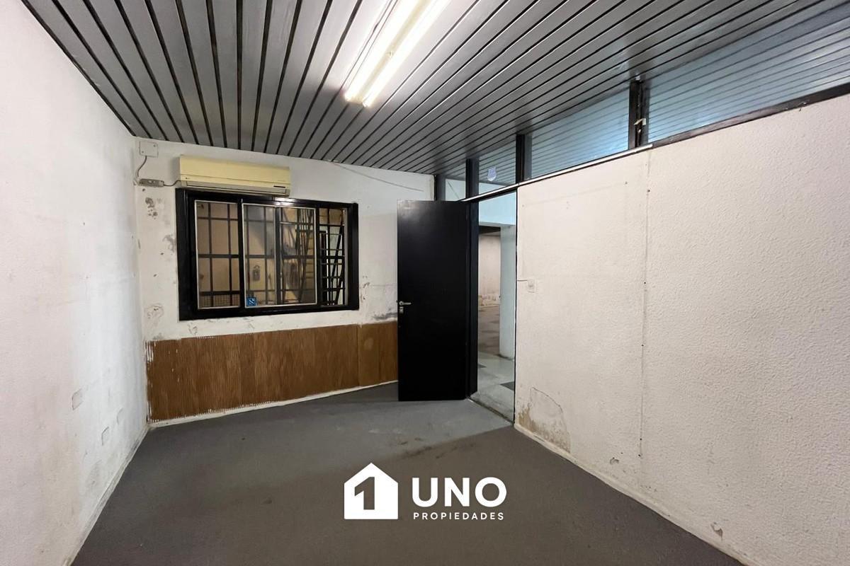 Foto de Local comercial amplio en pleno centro sobre calle Mendoza. Ideal para, imagen 3