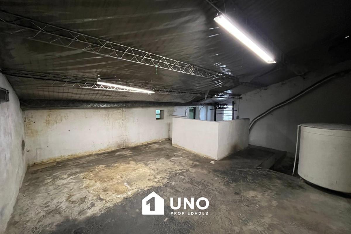 Foto de Local comercial amplio en pleno centro sobre calle Mendoza. Ideal para, imagen 1