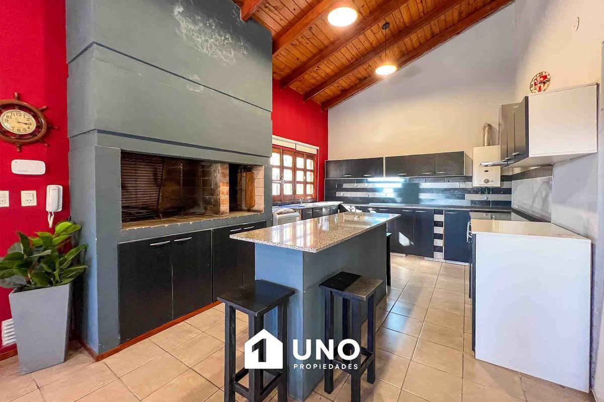 Foto de Casa de 4 dormitorios en Pueblo Esther. Con gran patio, pileta, cochera, imagen 1