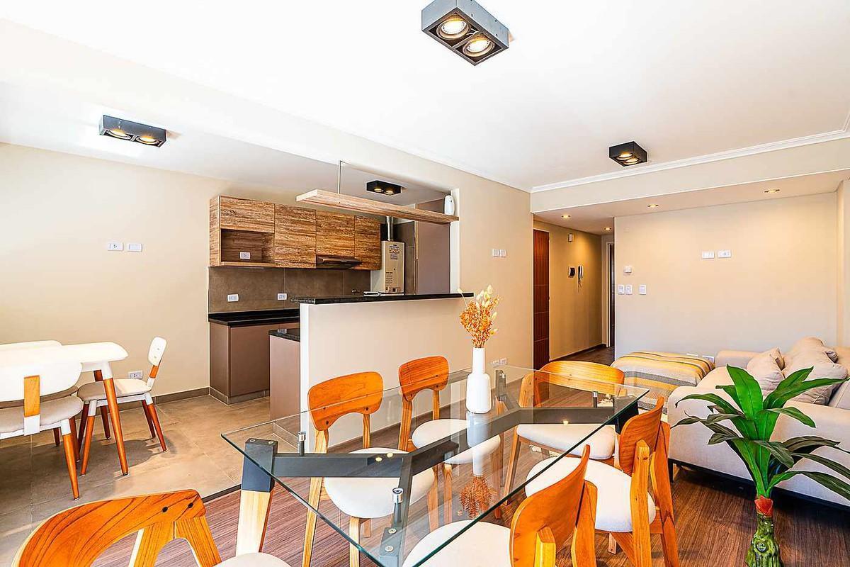 Foto de Amplio semipiso de 2 dormitorios con balcón terraza. Posibilidad, imagen 1